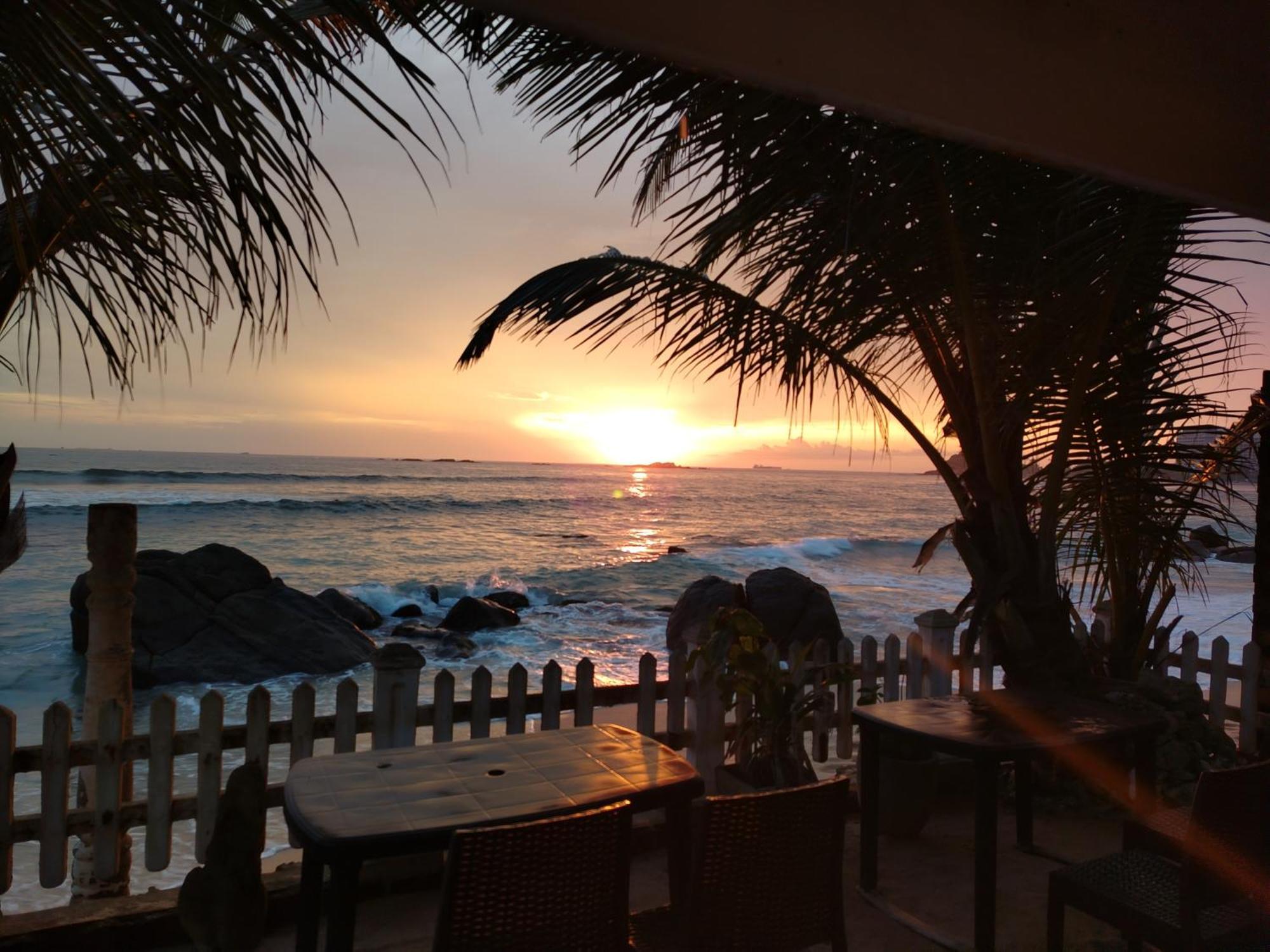 Happy Beach Resort Unawatuna Exterior photo