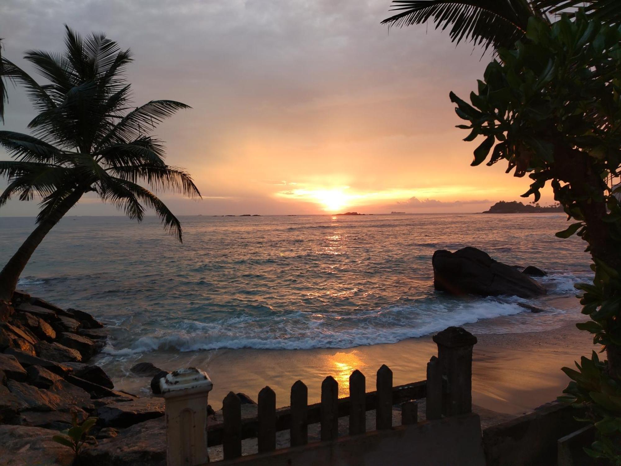 Happy Beach Resort Unawatuna Exterior photo